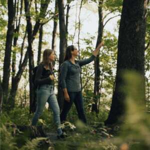 Deux femmes qui se promène dans la foret